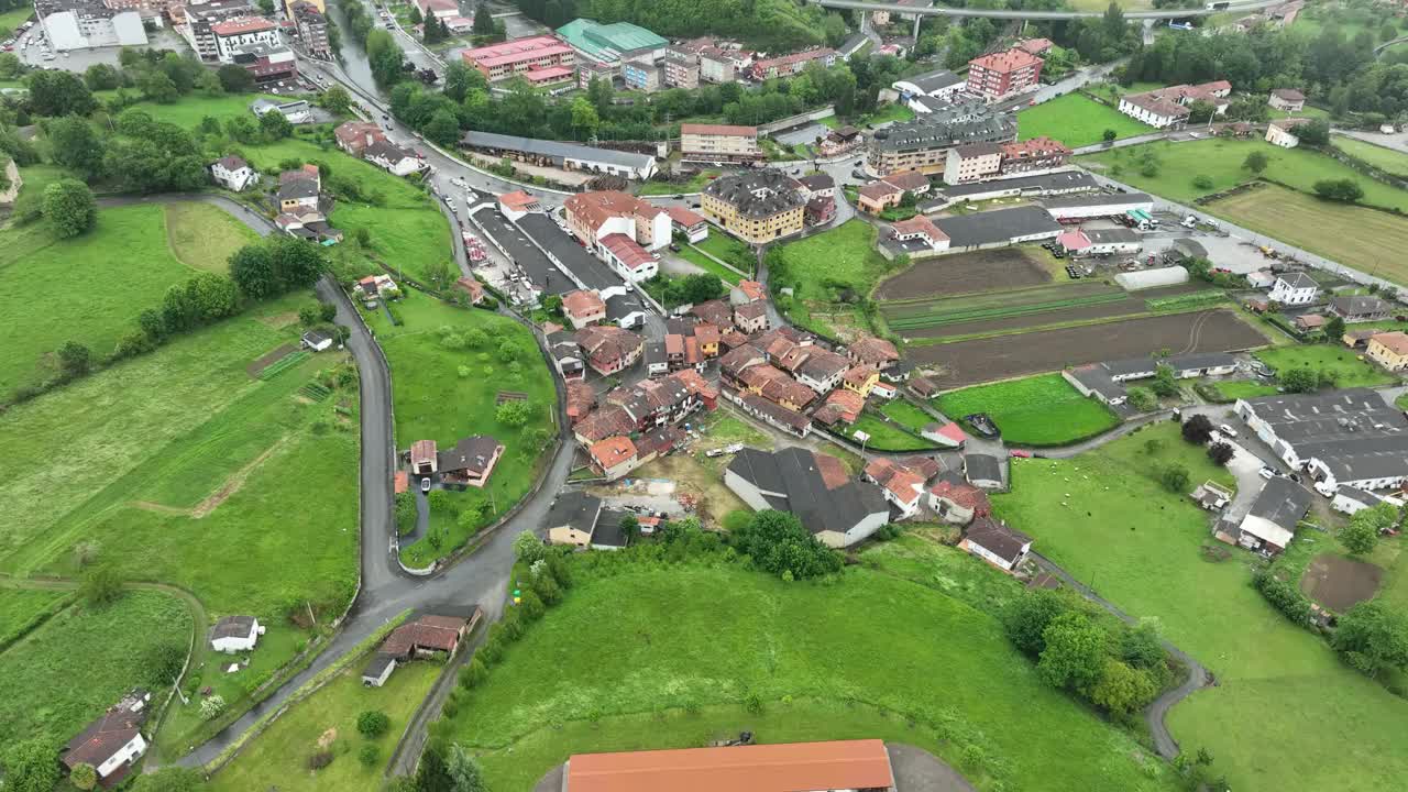 鸟瞰图中的村庄有绿色植物、田野、道路和房屋，西班牙。视频素材