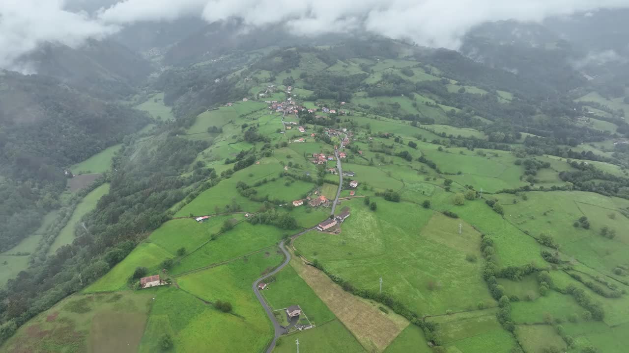 俯瞰绿色村庄依偎在小山和田野之间，西班牙。视频素材