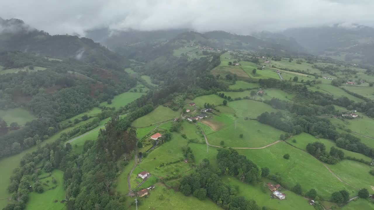 航拍的绿色植物，田野，小山，村庄在多雾的乡村，西班牙。视频素材