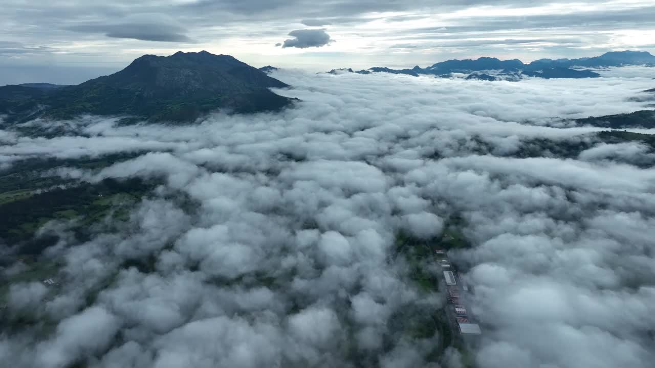 鸟瞰西班牙阿斯图里亚斯，因菲斯托多雾的山谷。视频素材