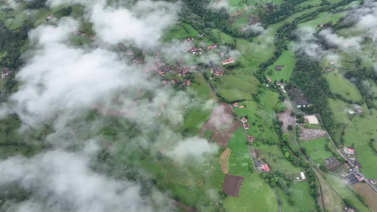 鸟瞰乡村与村庄，森林，田野，西班牙。视频素材