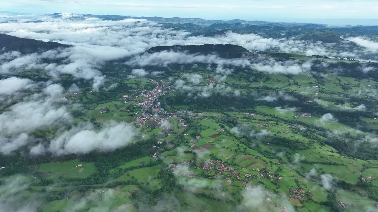 鸟瞰村庄在郁郁葱葱的山谷与山脉，西班牙。视频素材