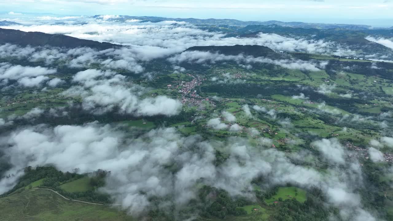 西班牙，群山环绕的山谷中的村庄鸟瞰图。视频素材