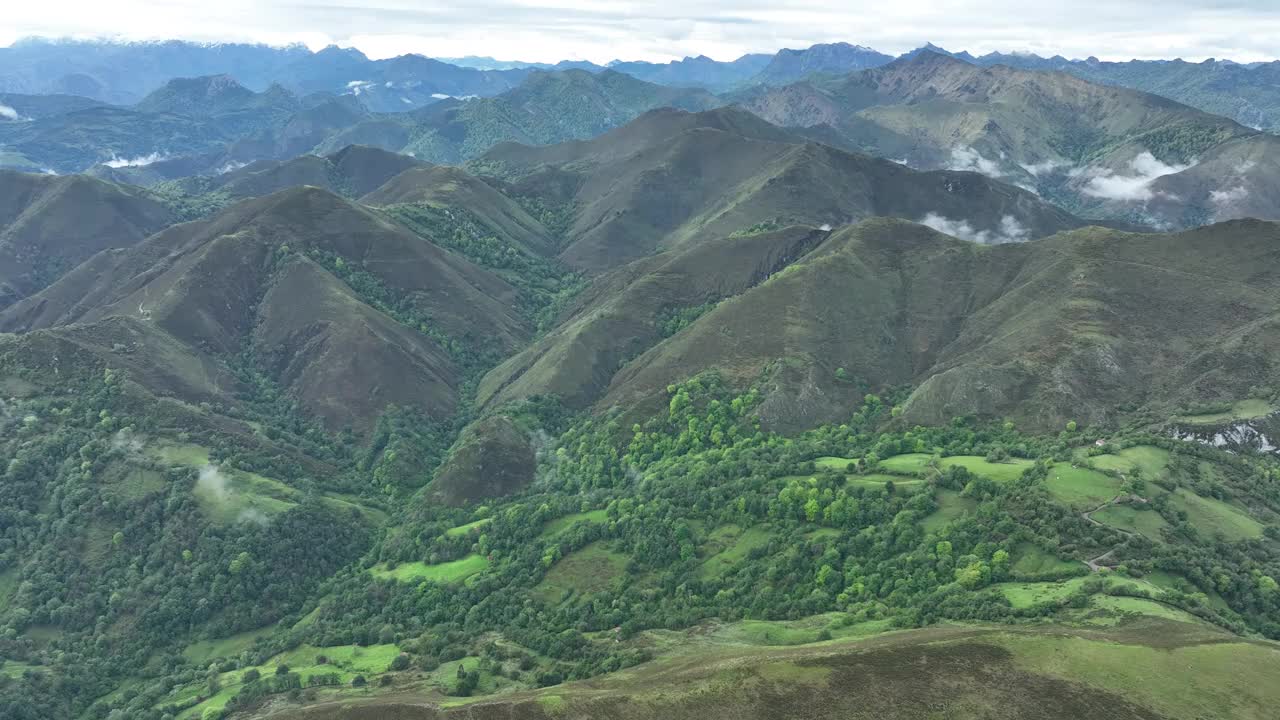 鸟瞰西班牙因菲斯托的绿色植物和山脉。视频素材