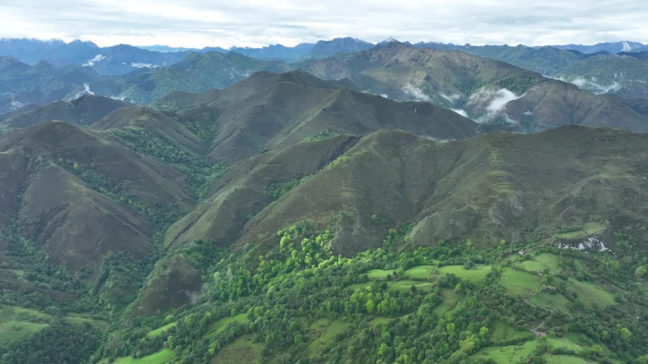 鸟瞰图:西班牙阿斯图里亚斯，因菲斯托，郁郁葱葱的青山和遥远的山谷。视频素材