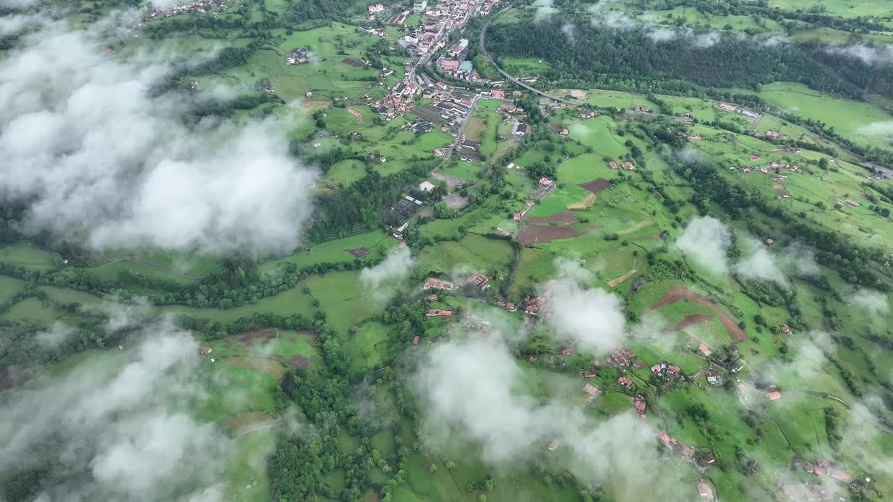 鸟瞰图，绿色植物和村庄与云，西班牙。视频素材