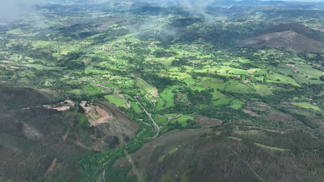 西班牙乡村上空雾气弥漫的山谷鸟瞰图。视频素材