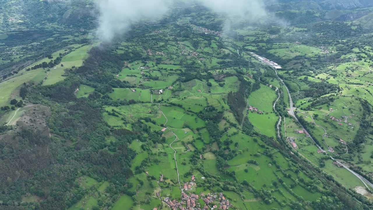 鸟瞰绿色的田野，河流，村庄在山区，西班牙。视频素材