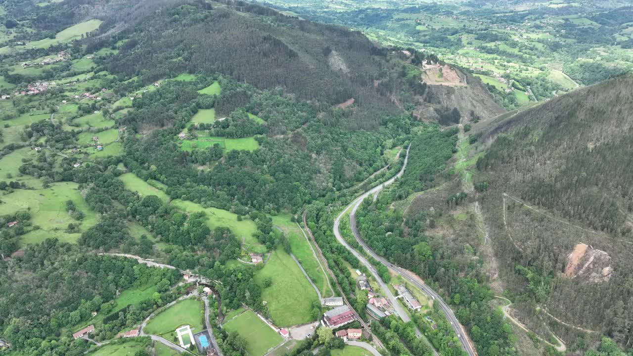 鸟瞰葱郁的绿色植物和蜿蜒的道路在充满活力的山区，西班牙。视频素材