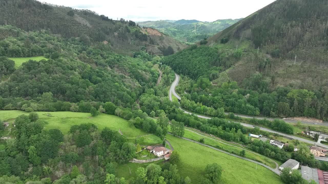 航拍的绿色植物和穿过山脉的道路，西班牙。视频素材