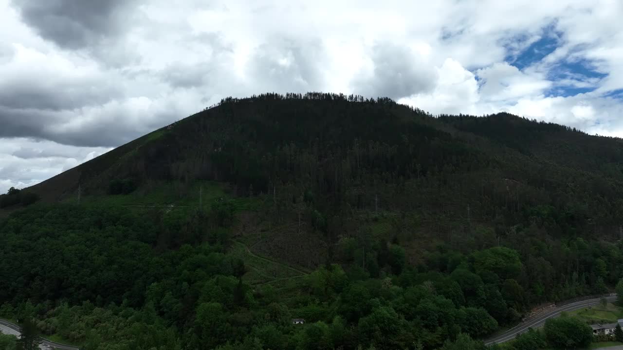 西班牙，阴天下的绿色植物和山脉鸟瞰图。视频素材