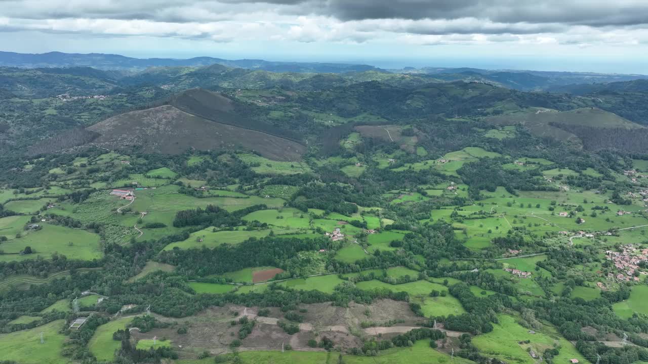 鸟瞰风景优美的绿色植物和起伏的山丘，阿斯图里亚斯，西班牙。视频素材