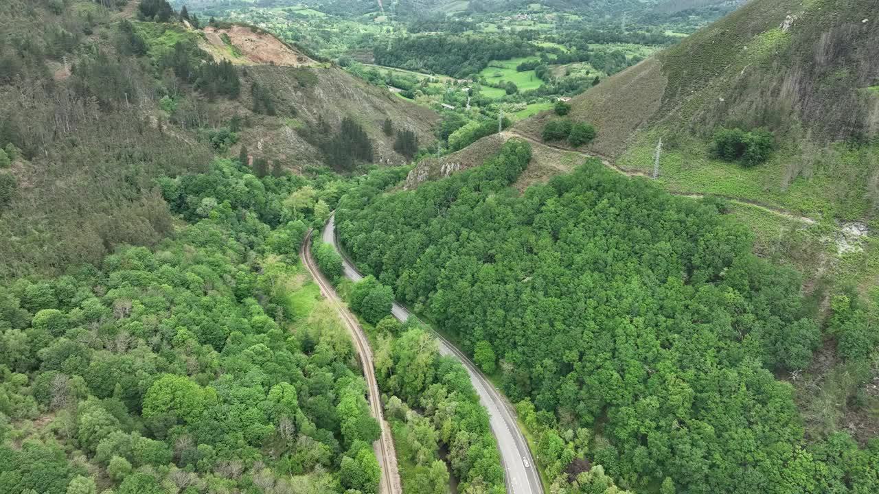 鸟瞰西班牙因菲斯托的森林、道路和山脉。视频素材