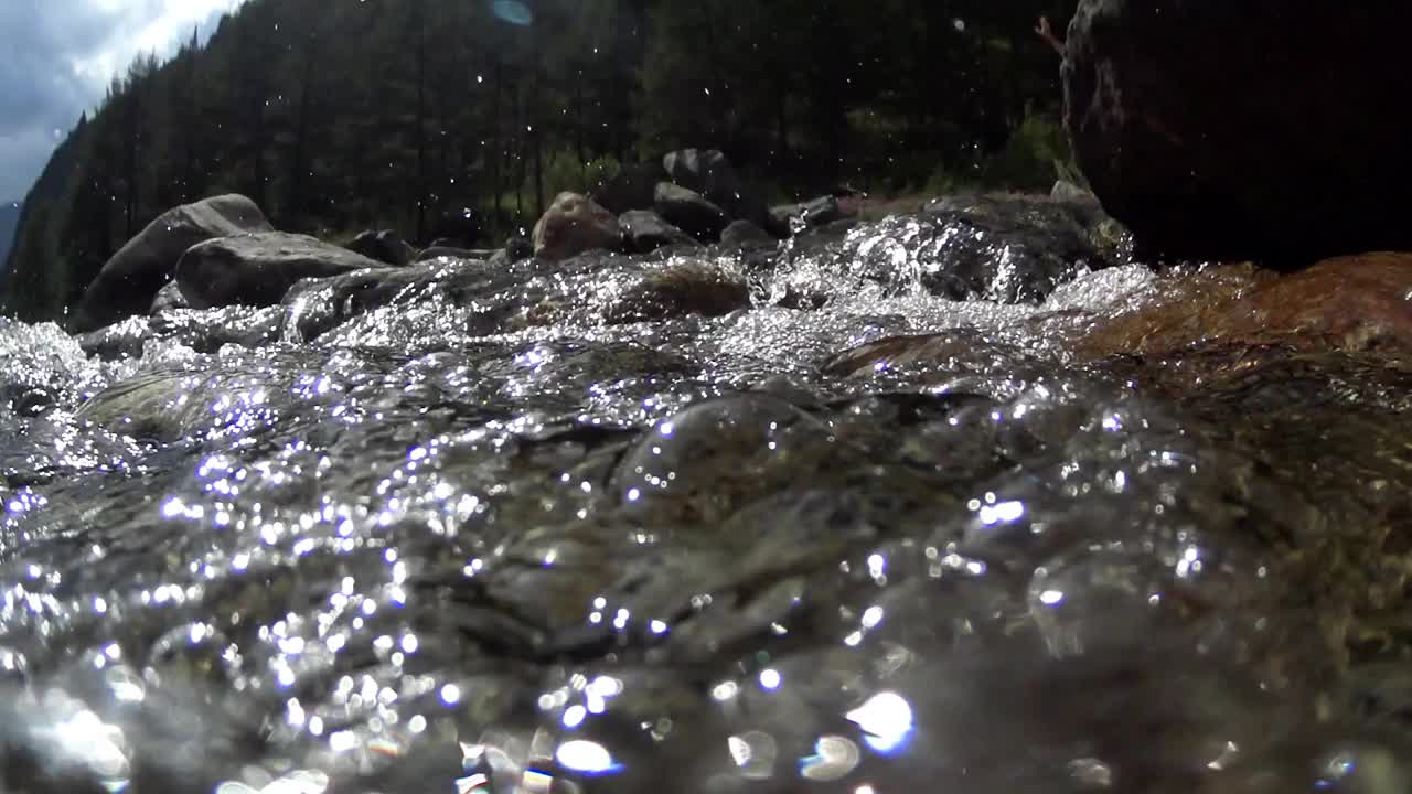 山涧水下，倒影视频下载