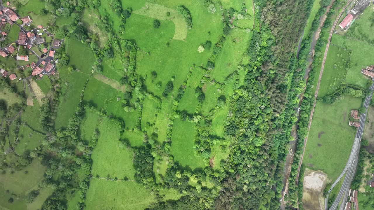 鸟瞰葱郁的乡村，森林和草地，西班牙。视频素材