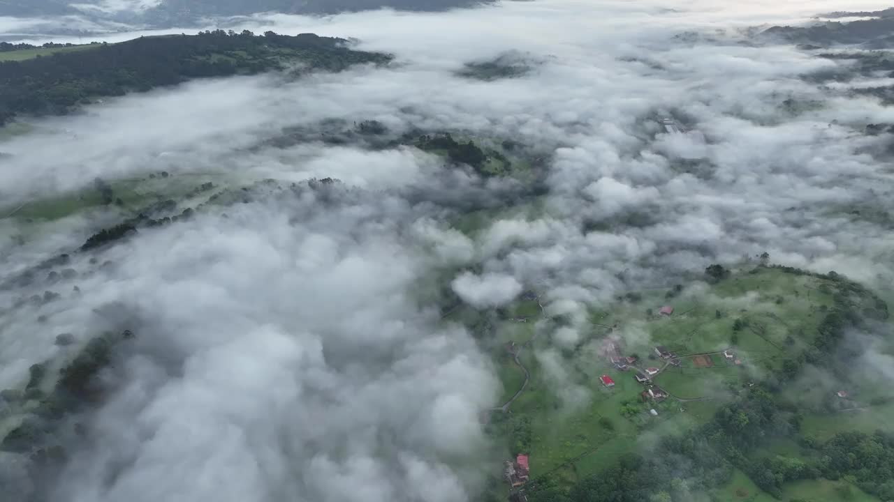 西班牙，云雾缭绕的森林丘陵和宁静的山谷鸟瞰图。视频素材