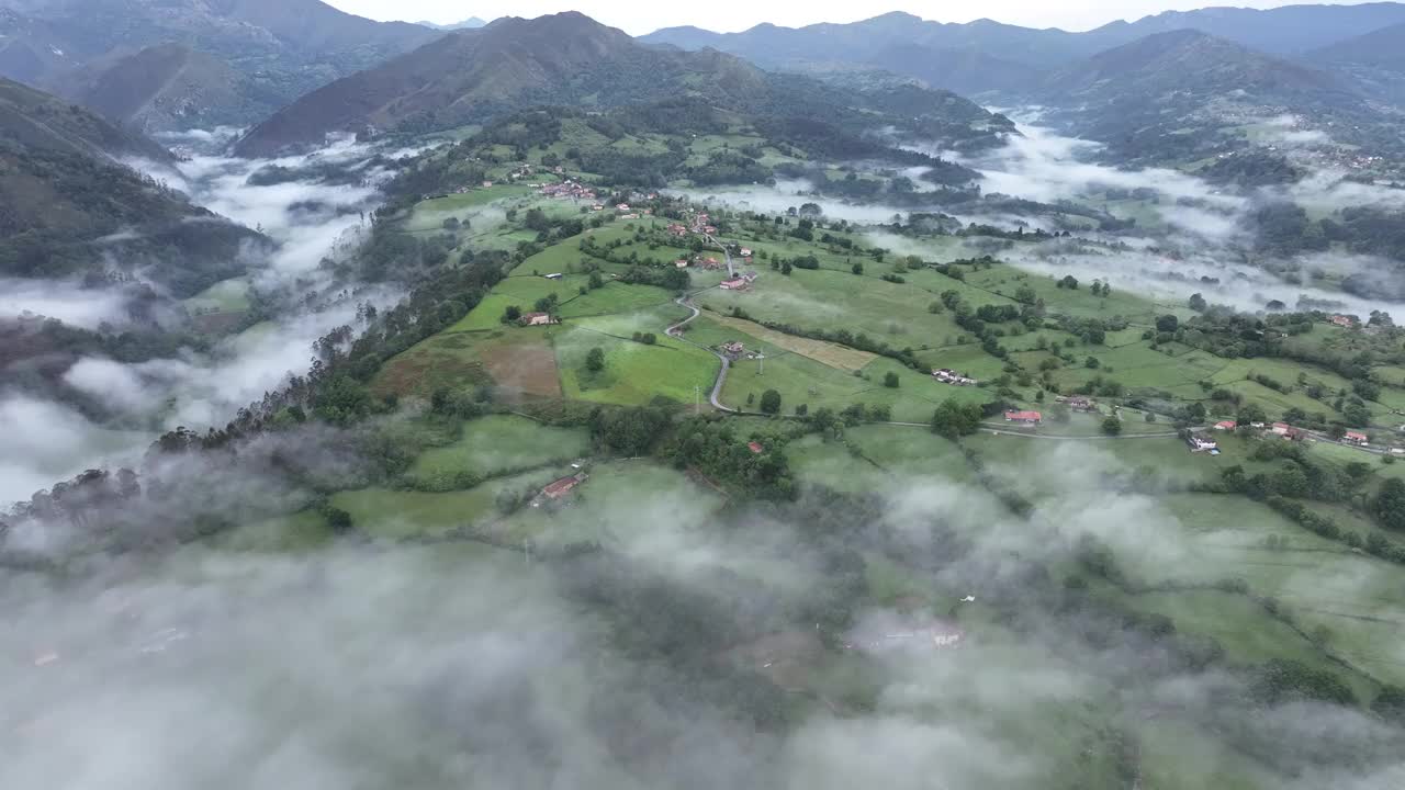 鸟瞰图，有雾的山谷，村庄和绿色植物，西班牙。视频素材