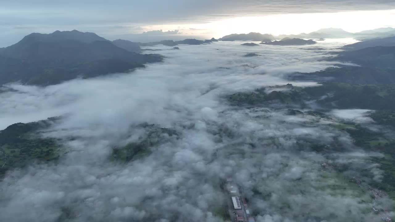 鸟瞰多雾的山脉和宁静的山谷，西班牙。视频素材