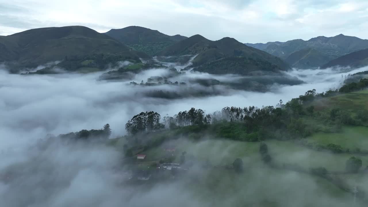 鸟瞰多雾的山脉和郁郁葱葱的山谷，西班牙。视频素材