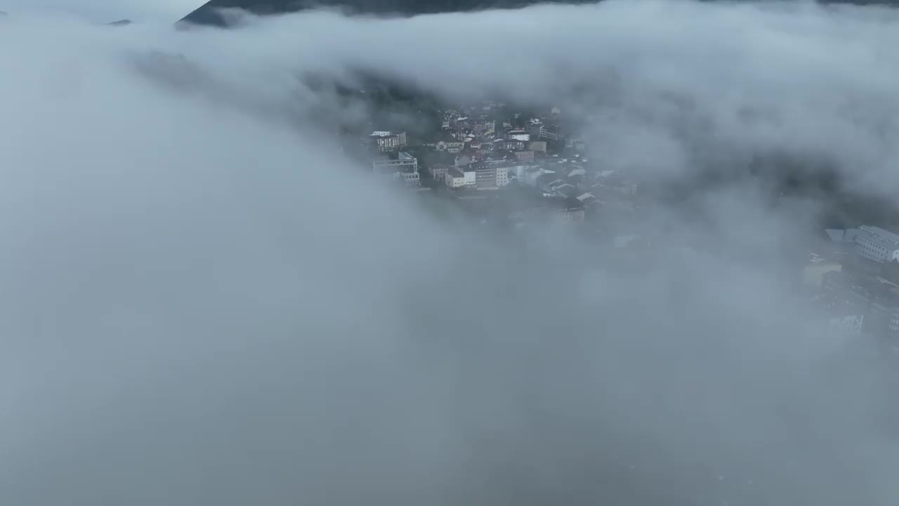 鸟瞰图的小镇坐落在迷雾山脉，西班牙。视频素材