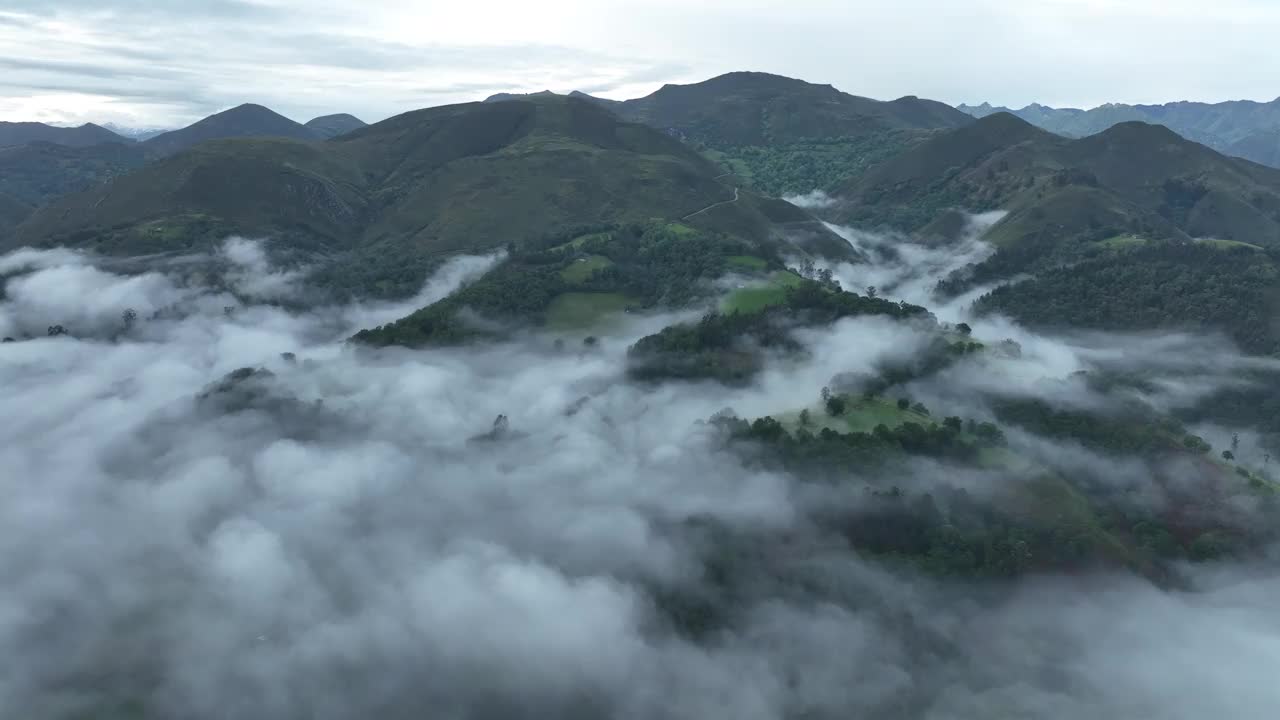 西班牙，苍翠的山谷鸟瞰图。视频素材