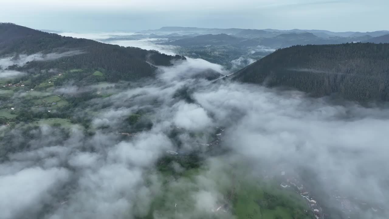 西班牙，云雾笼罩的山脉和郁郁葱葱的山谷鸟瞰图。视频素材