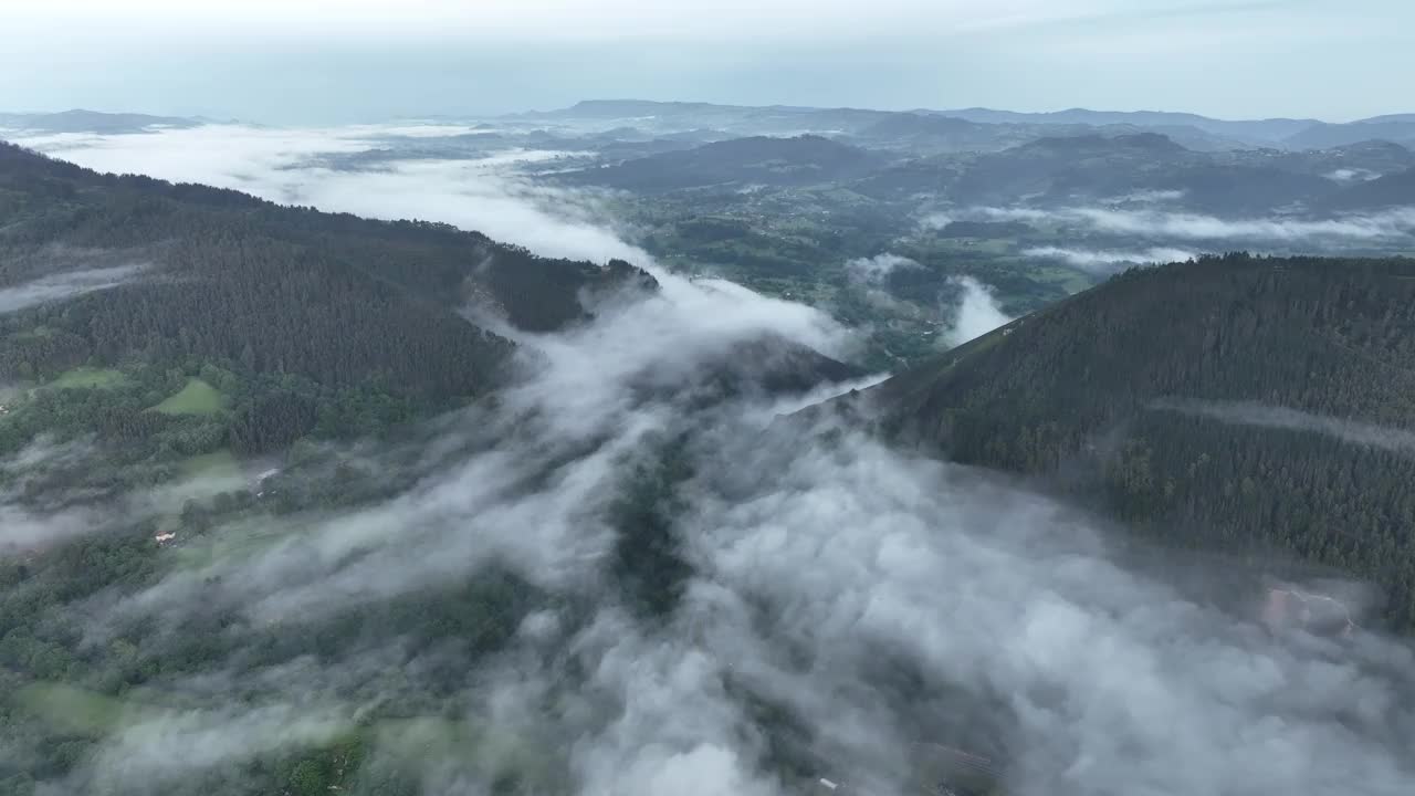 鸟瞰西班牙阿斯图里亚斯Infiesto的雾蒙蒙的森林和起伏的山丘。视频素材