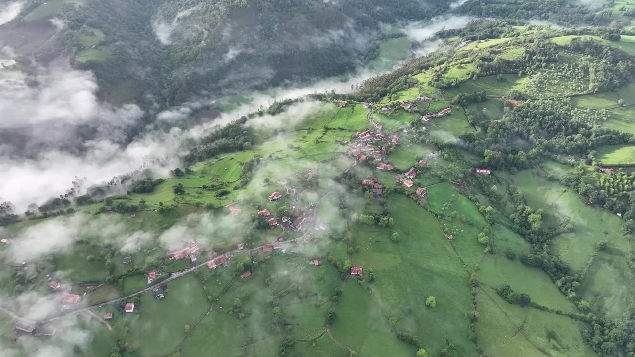 鸟瞰图，村庄周围的绿色植物和山脉，西班牙。视频素材