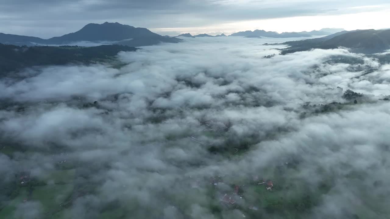 西班牙，云雾缭绕的山脉和宁静的山谷鸟瞰图。视频素材