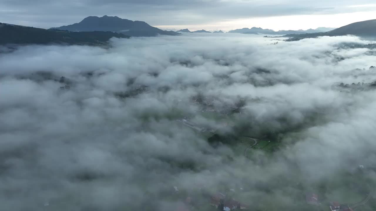 西班牙阿斯图里亚斯，因菲斯托，云雾笼罩的山脉和宁静的山谷鸟瞰图。视频素材