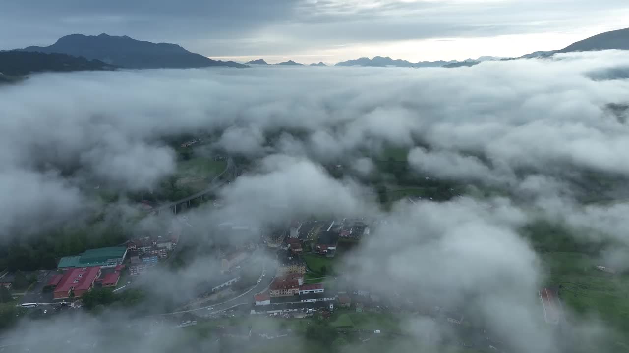 鸟瞰村庄在山区和多云的山谷，西班牙。视频素材