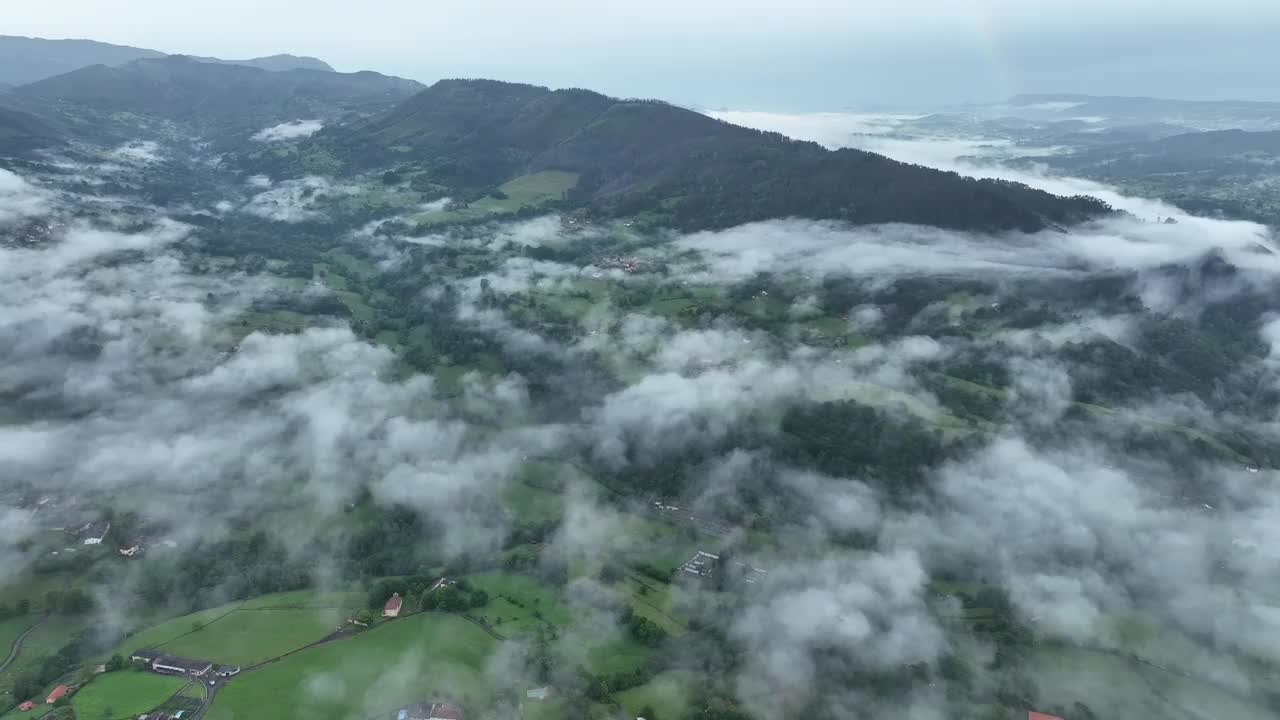 鸟瞰图，朦胧的山村在郁郁葱葱的山谷，西班牙。视频素材