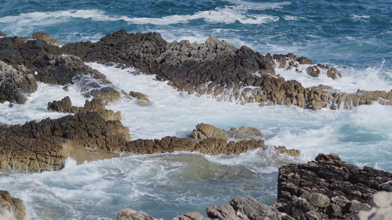 海浪拍打着海岸，岩石拍打着海景视频下载