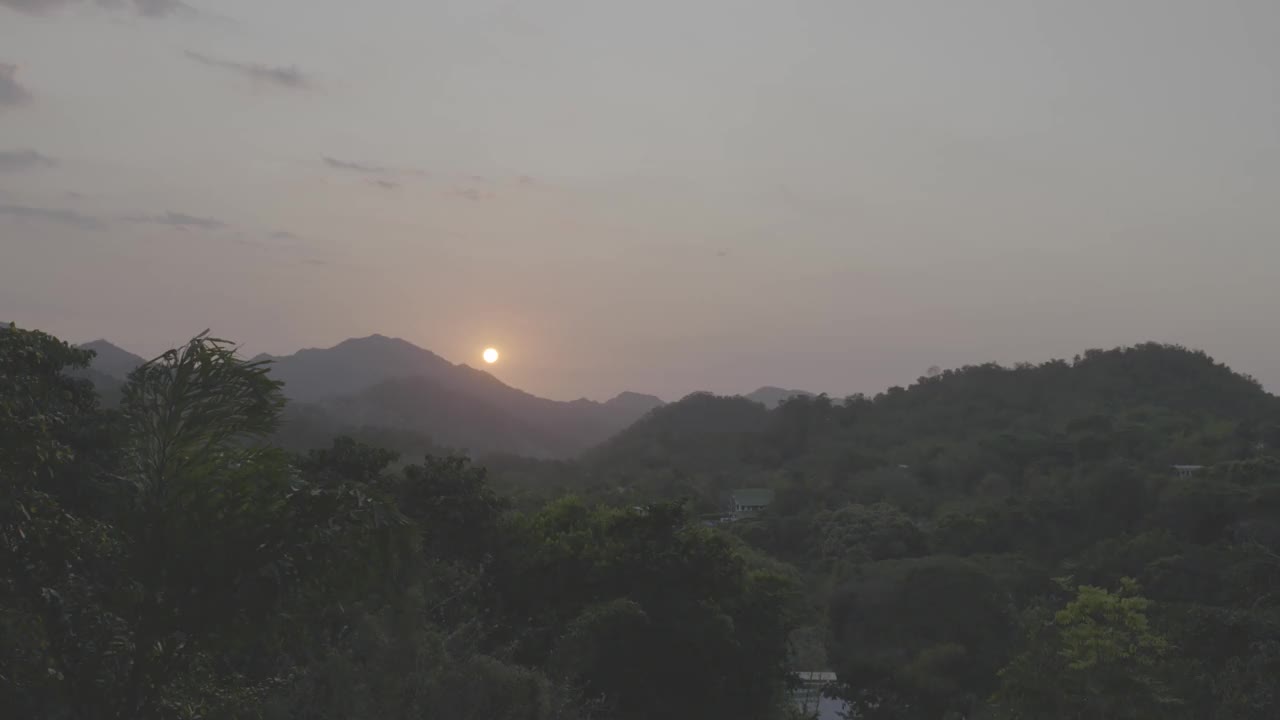 在哥伦比亚的明卡，夕阳下，被树木和庄稼环绕的青山视频素材