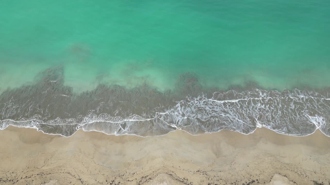 海浪冲击着波多黎各的沙滩(luquillo冲浪海岸海岸线)加勒比海旅游度假沙滩度假(棕榈树，山丘，亭子，空中无人机镜头)美丽的天堂风景视频素材