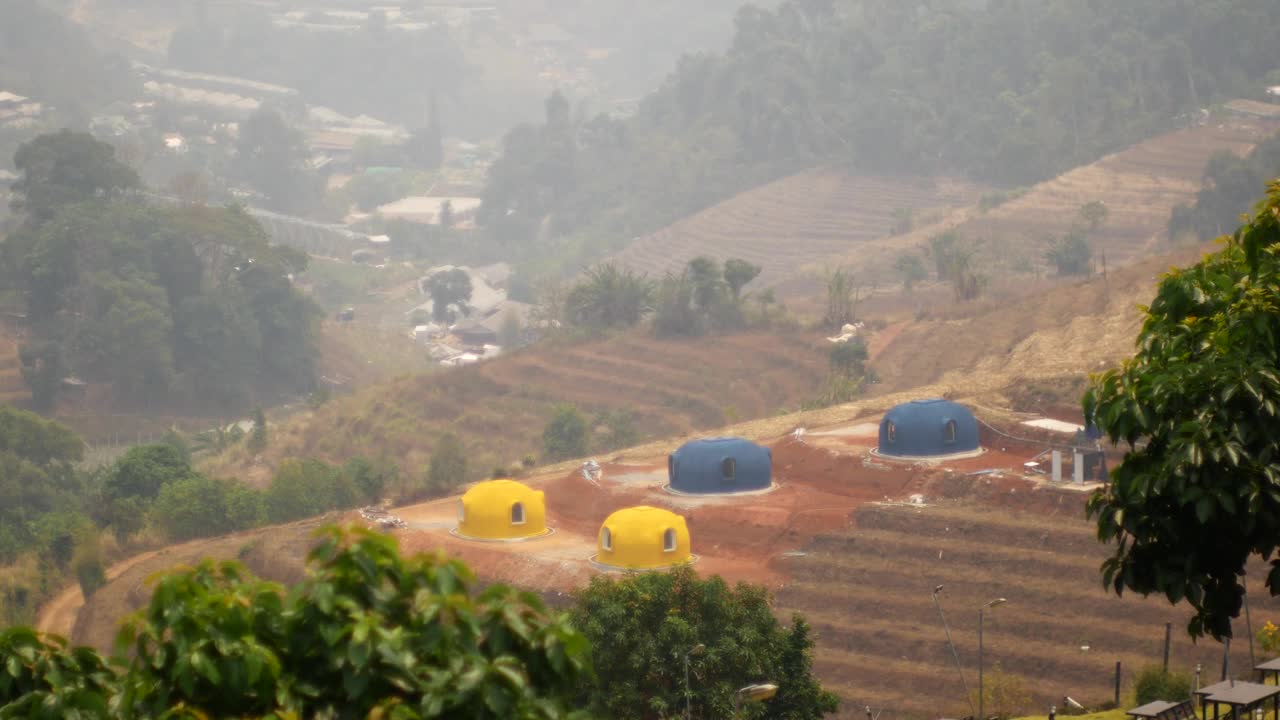 豪华野营:山谷的圆顶帐篷视频下载