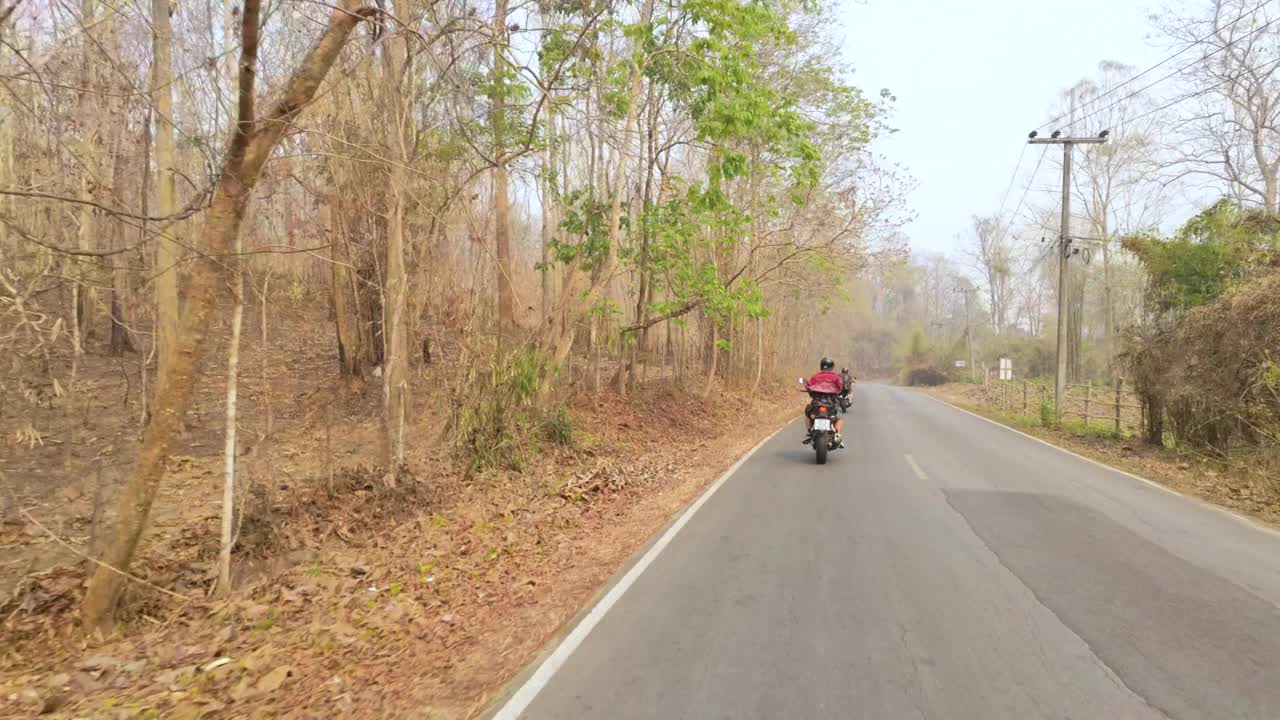 在山路蛇形路上骑摩托车视频下载