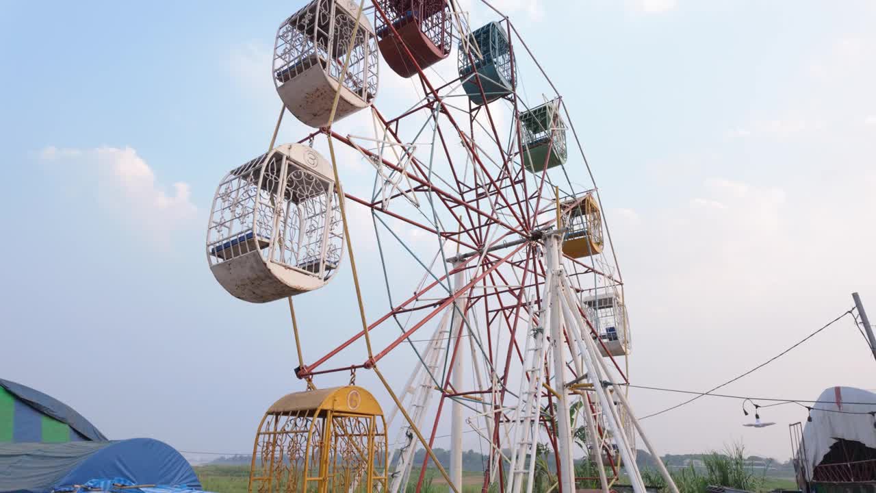 摩天轮小屋对着天空视频下载