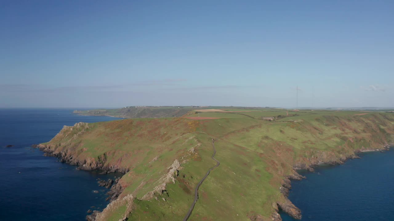 鸟瞰起点灯塔和崎岖的海岸线，英国。视频素材