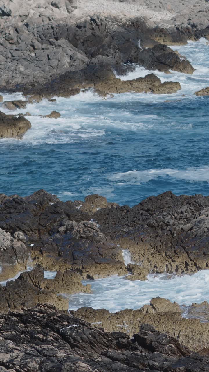 海浪拍打着海岸，岩石拍打着海景视频下载