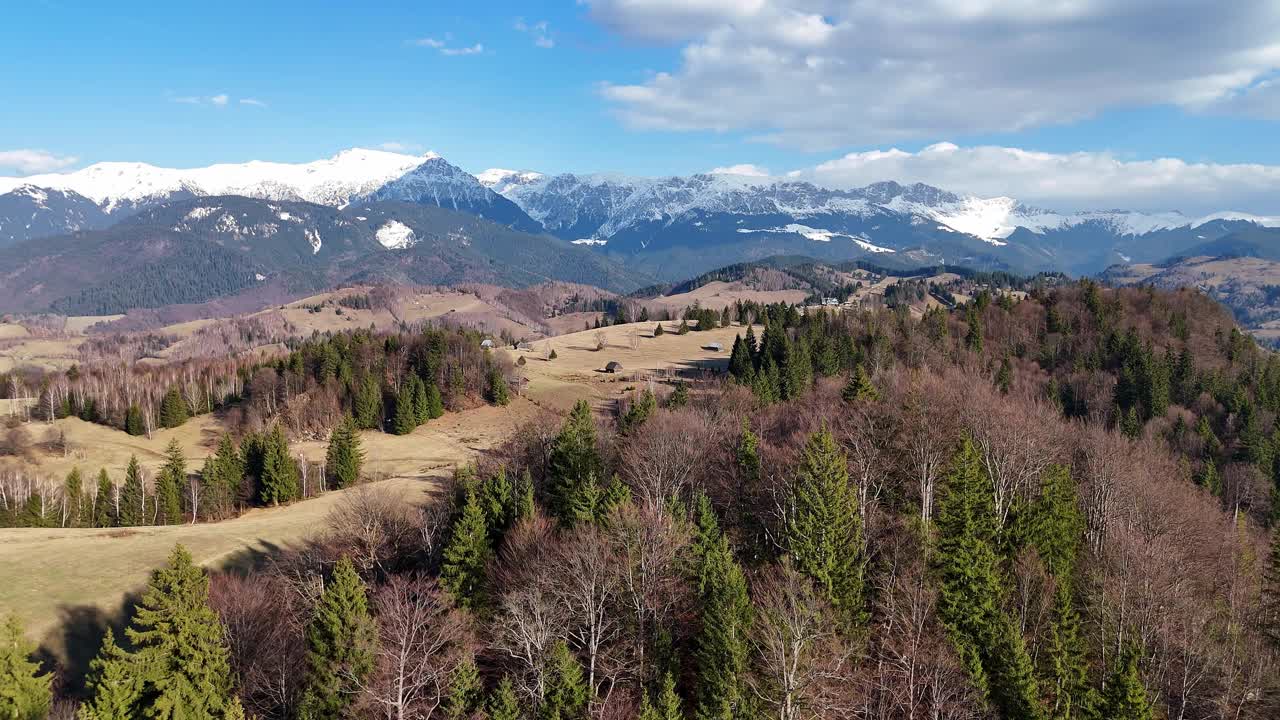 阳光明媚的日子里，雪山和茂密的森林，鸟瞰图视频素材