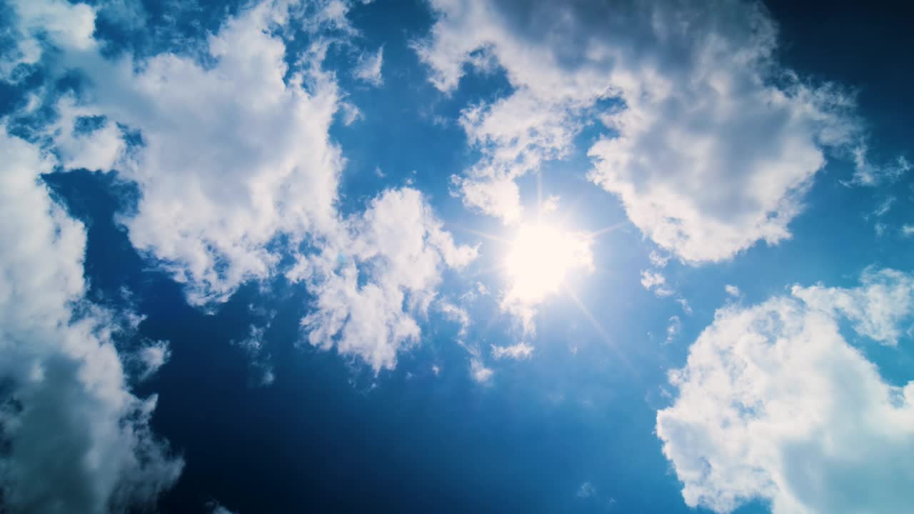 时间流逝，太阳和云在蓝天上移动视频下载