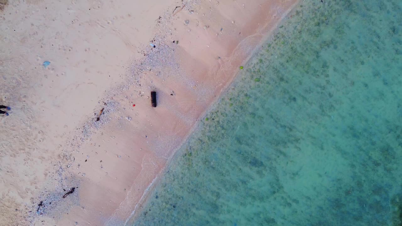 鸟瞰白色沙滩和游客，蓝色海水视频下载