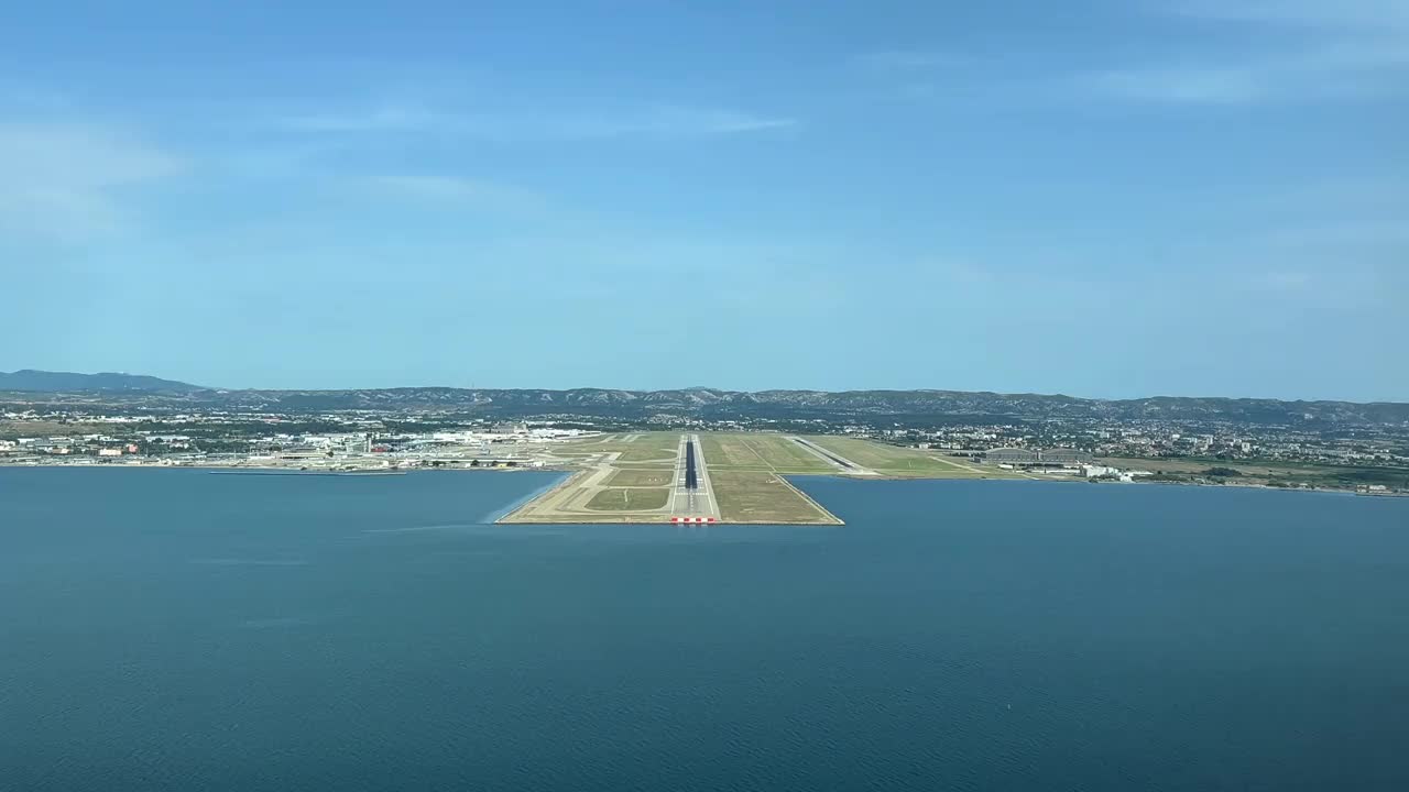 前方机场跑道鸟瞰图。沉浸式飞行员视角。实时接近沿海机场。4 k 60 fps视频素材