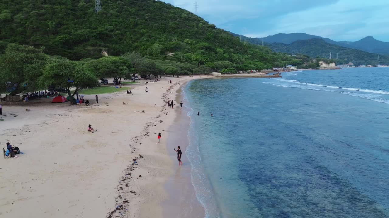 鸟瞰白色沙滩和游客，蓝色海水视频下载