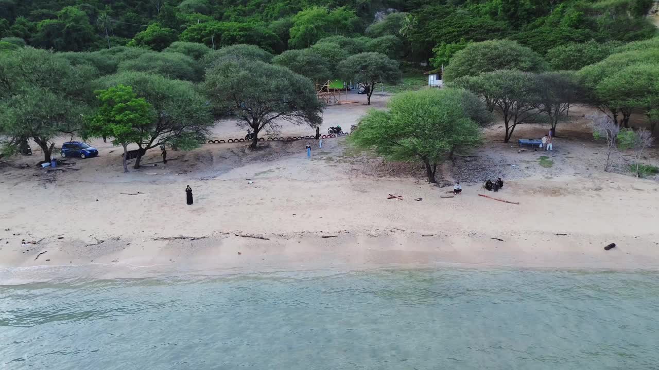 鸟瞰白色沙滩和游客，蓝色海水视频下载