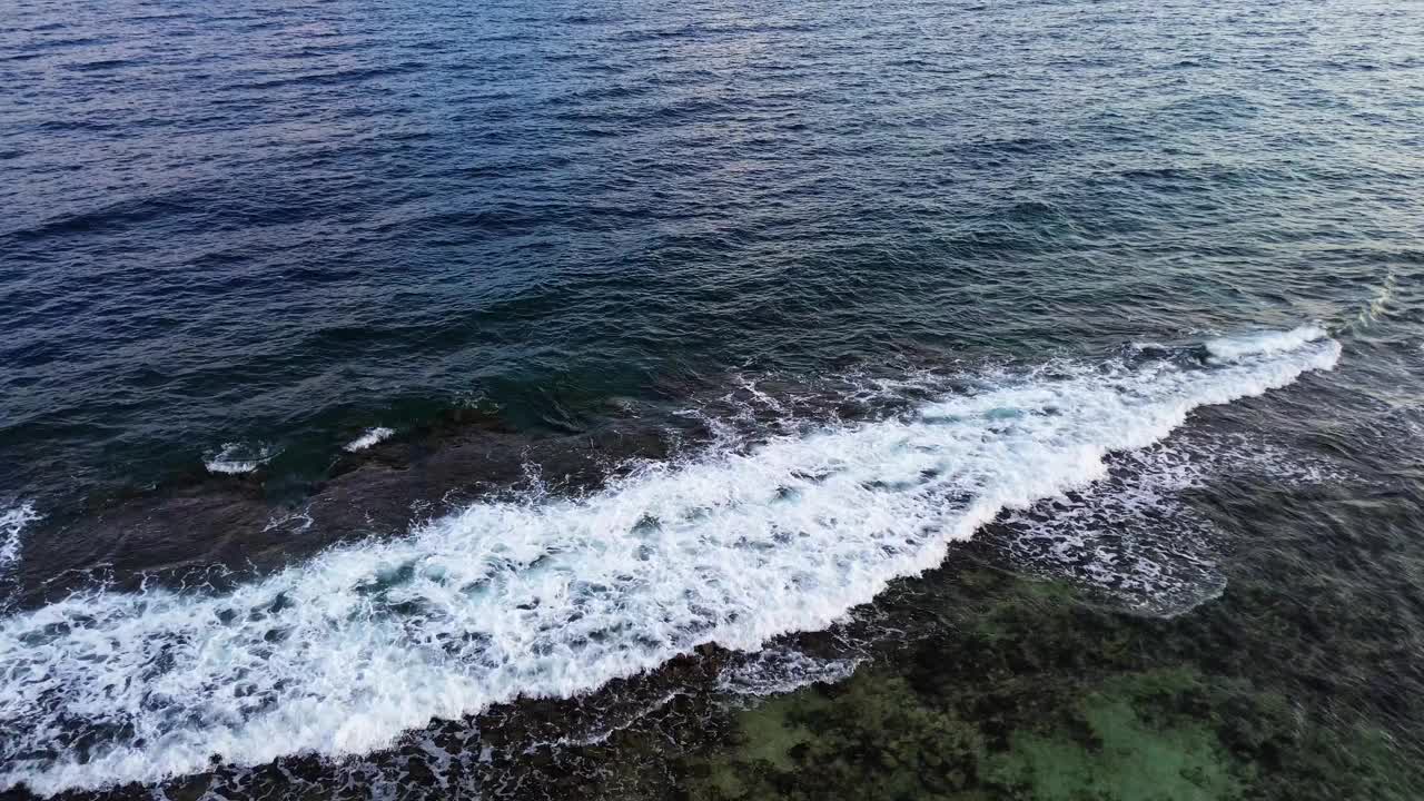 深蓝色海浪的鸟瞰图视频下载