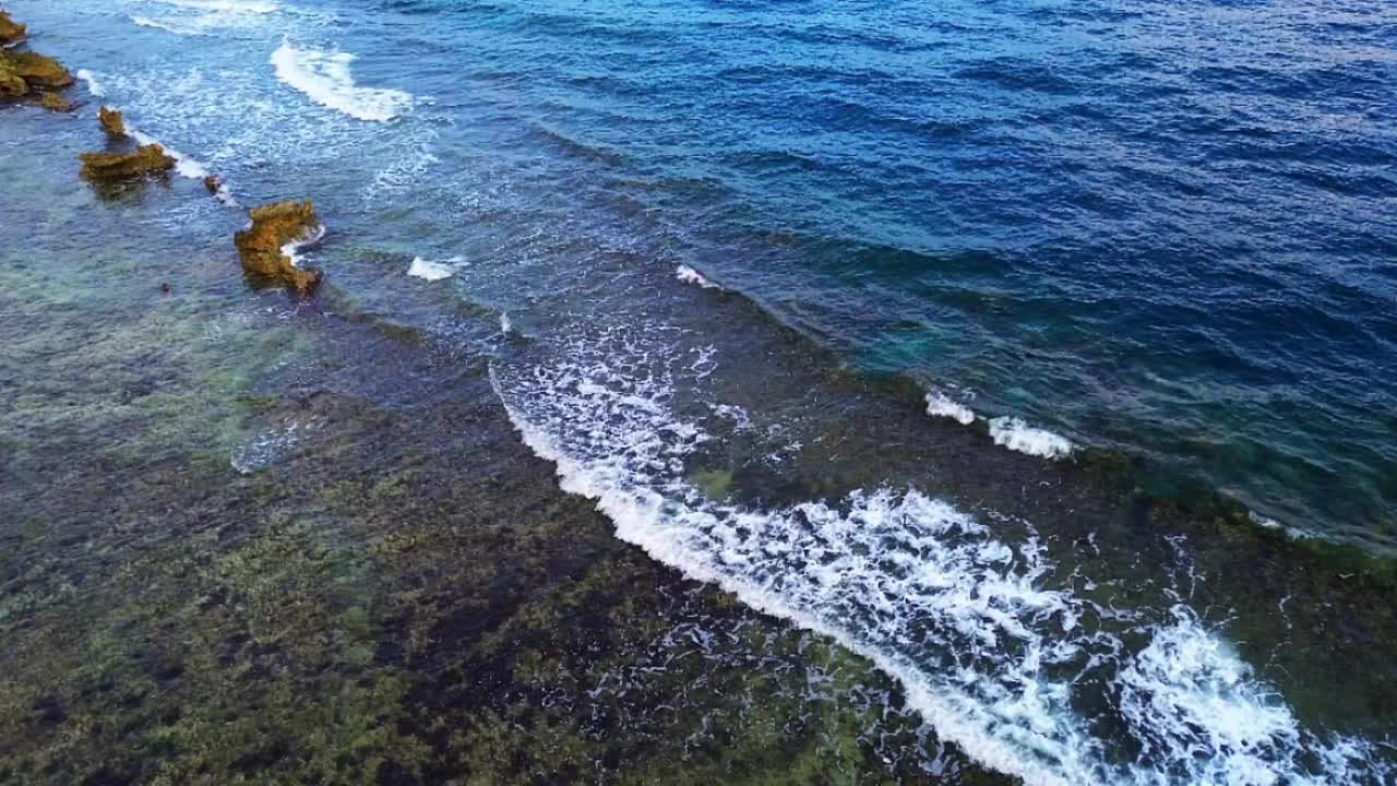 深蓝色海浪的鸟瞰图视频下载