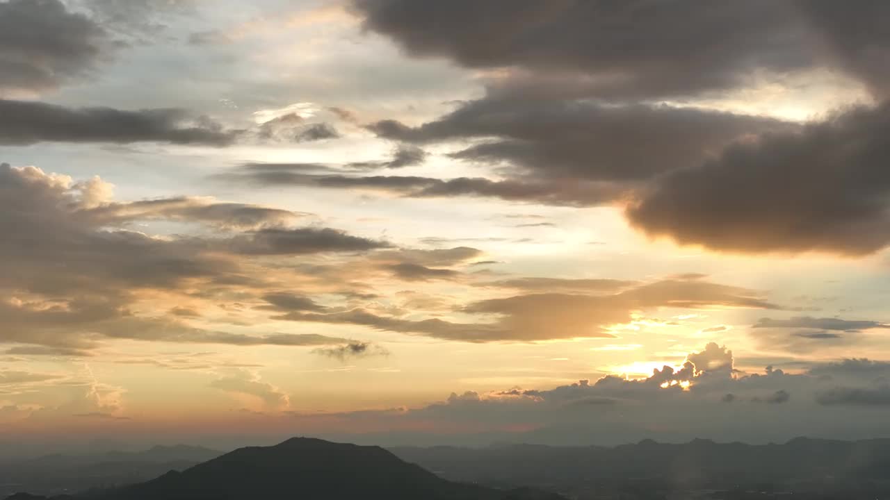 日落时山间的云景视频素材