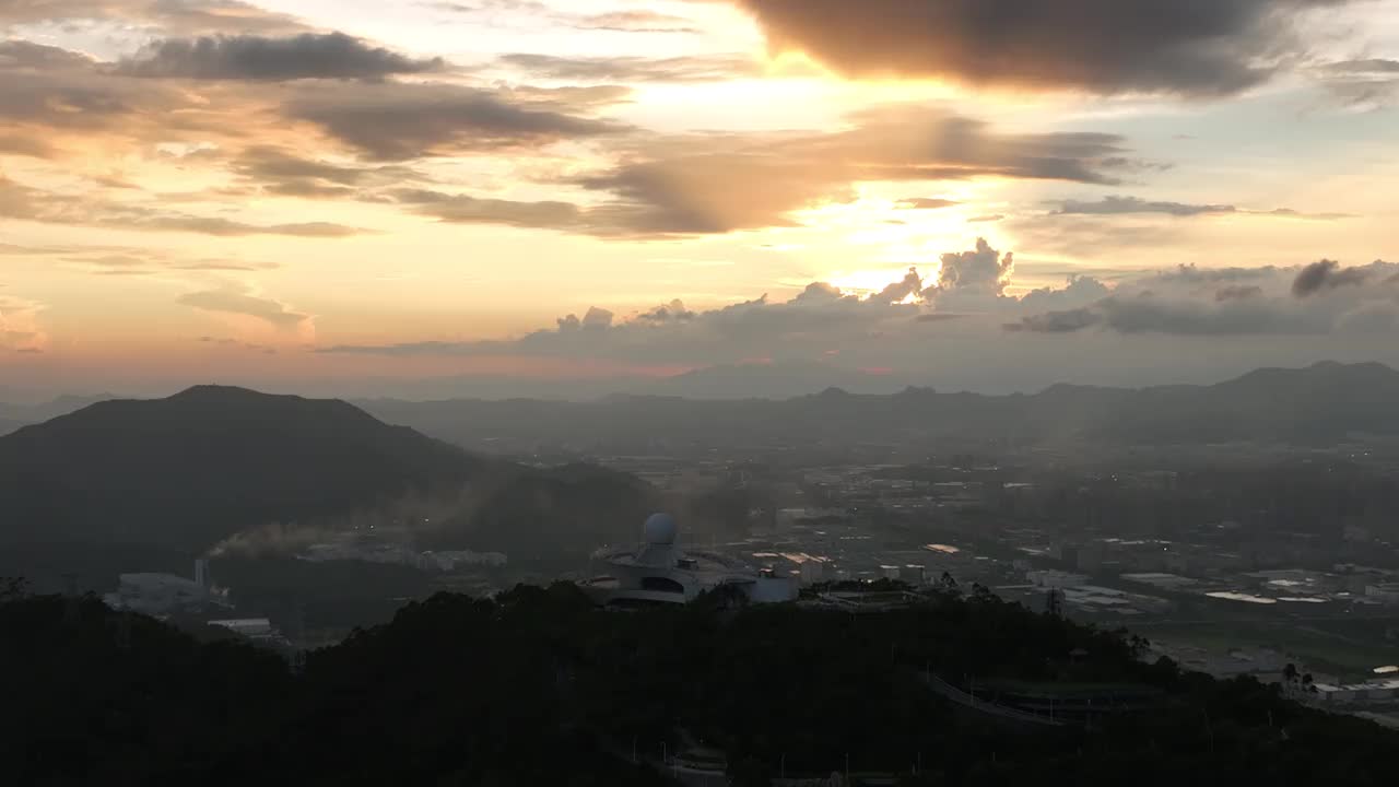 日落时山间的云景视频素材